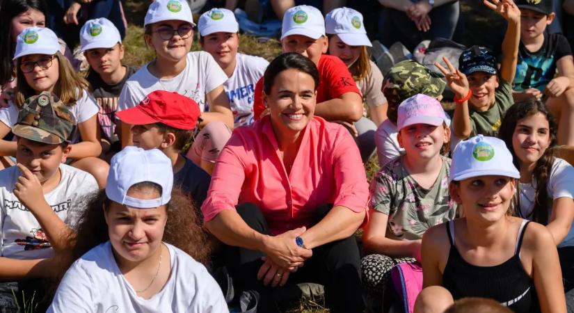 Novák Katalin rekordösszeget adományozott egy állami gondoskodásban élő gyerekeket segítő alapítványnak