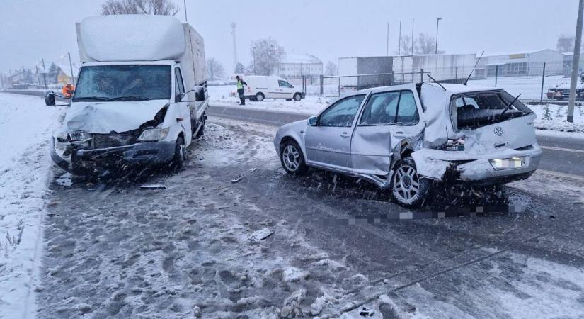 Baleset baleset hátán - a havazásban rengetegen törték össze autójukat (fotók)