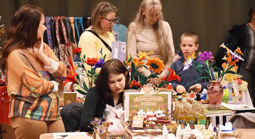 Különleges meglepetést kaptak a vásárlók – ilyen volt Jászberény idei első adventi forgataga