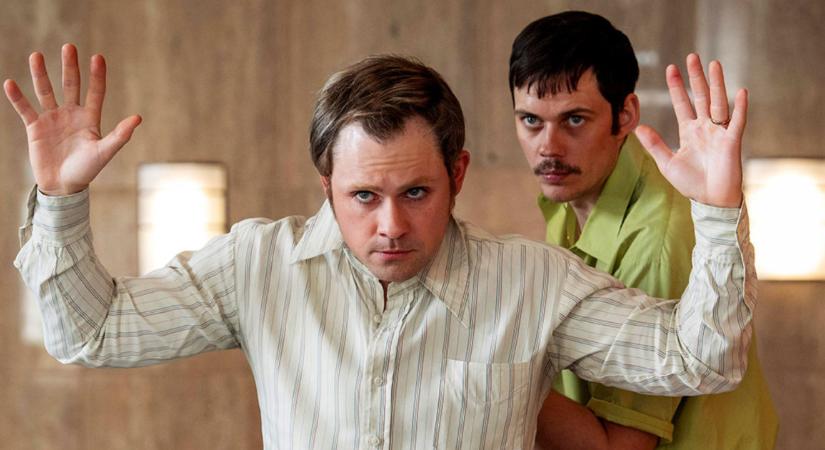 Bill Skarsgårdnak tele van a töke a bankokkal a Dead Man’s Wire első előzetesében