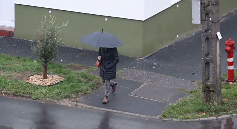 Szürke, borongós, esős, a melegfrontra érzékenyeknek fejfájós – ilyen időjárás várható ma