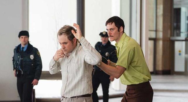 Bill Skarsgård úgy dönt, elég, és elrabol egy bankárt – előzetesen a Dead Man’s Wire