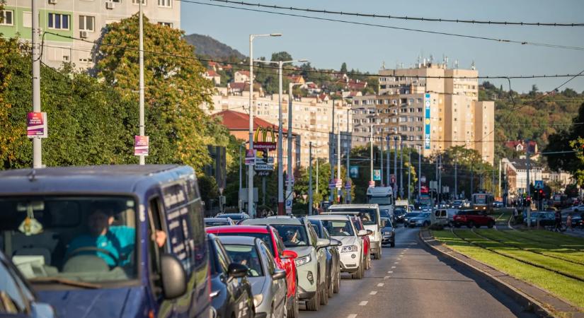 Megbénultak a magyar autópályák: Brutális balesetek okoznak fennakadást