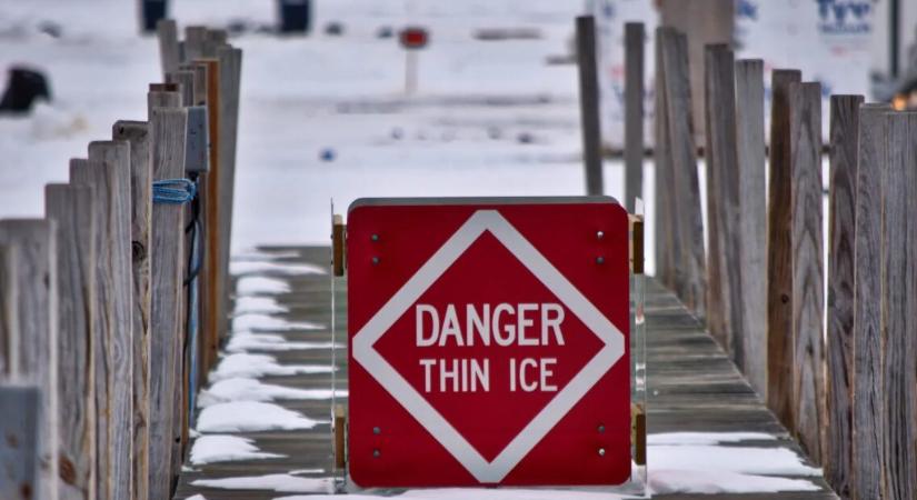 Vékony jégen a világ egyik legnagyobb bankja: újra a kriptószektor ellen fordult