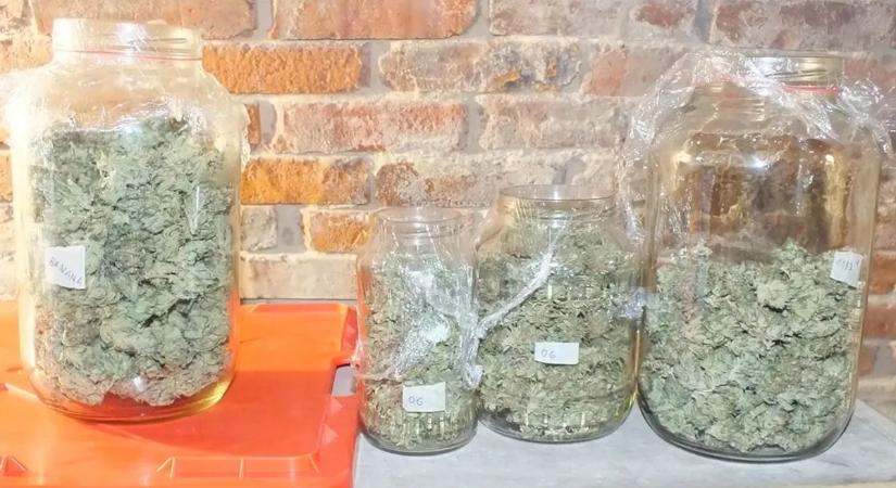 Nem kímélték a rendőrök a drogdíler testvérpárt: mire észbe kaptak már kattant a bilincs a kezükön