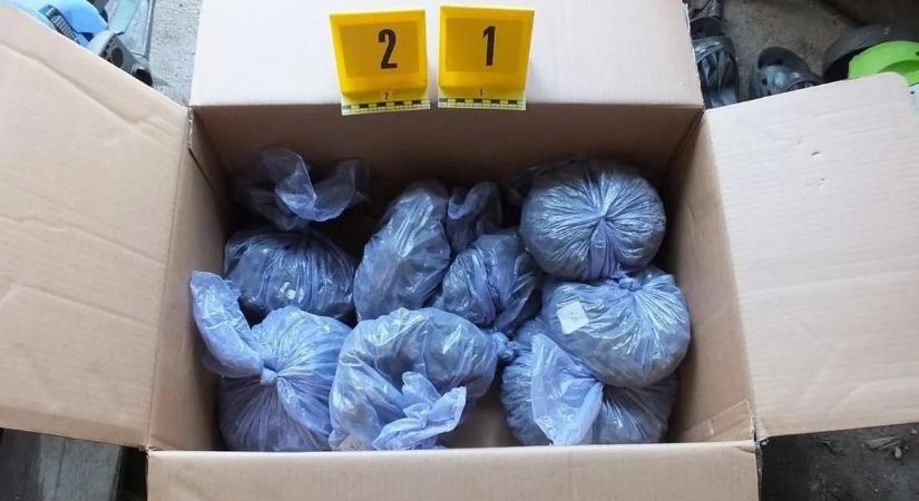 Sikeres rendőrségi akció: 3000 adaggal kevesebb drog az utcákon