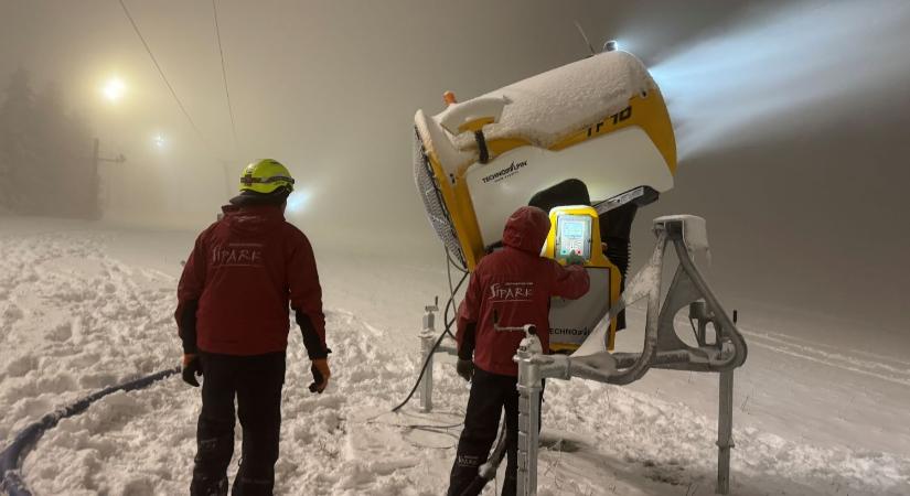 Elindultak a vadonatúj hóágyúk, készülnek a sípályák a Mátraszentistváni Síparkban