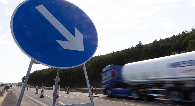 Égő kisbusz, keresztbe fordult kamion, kilométeres dugók – ma reggel elszabadult a pokol az M0-on és környékén