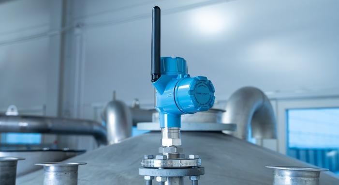 Az Emerson piacra dobja a világ első WirelessHART sugárzó radaros szintmérőjét