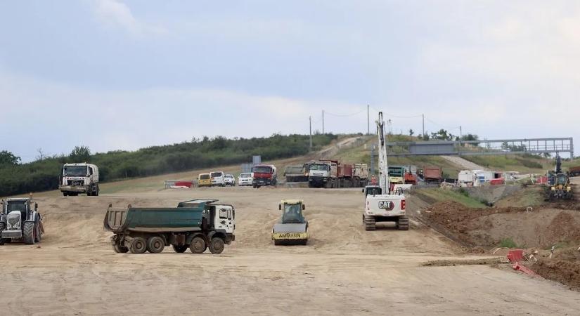 Lázár kemény üzenetet küldött a Strabagnak, ezt nem teszik zsebre – videó