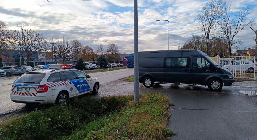 Most történt! Rolleres férfit ütött el egy kanyarodó autós Szekszárdon