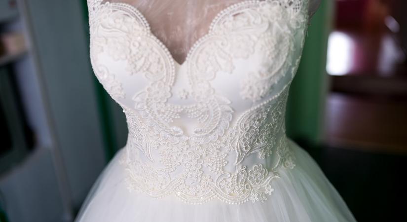 Példátlan esküvői szertartás – egyszerre 70 embernek mondott igent a menyasszony