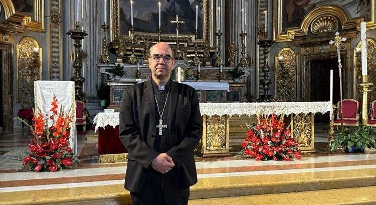 Katolikus püspöki kar: félúton a pápa és Orbán Viktor között