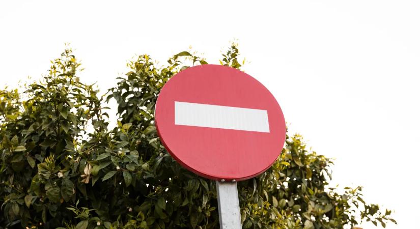 Döbbenetes felvétel: egy pillanat alatt életveszélybe sodort mindenkit az autópályán