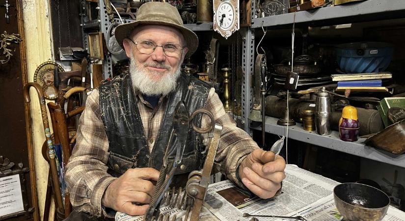 „Ha nem nyitnék ki, az én időm is lejárna” – 40 éve őrzi a múlt kincseit a „szögedi verklis” bácsi