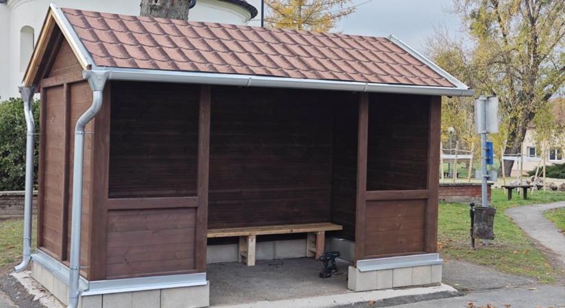 Így lett új buszmegállója a kis zalai falunak – Helyiek adták hozzá szakértelmüket és idejüket