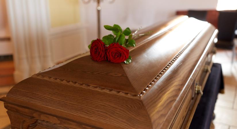 Élve vitték a hamvasztásra: kopogni kezdett a koporsóból a thaiföldi nő  Videó!