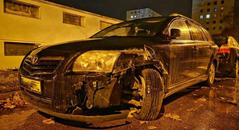 Álló autót tört össze egy másik autós, majd elhajtott a helyszínről
