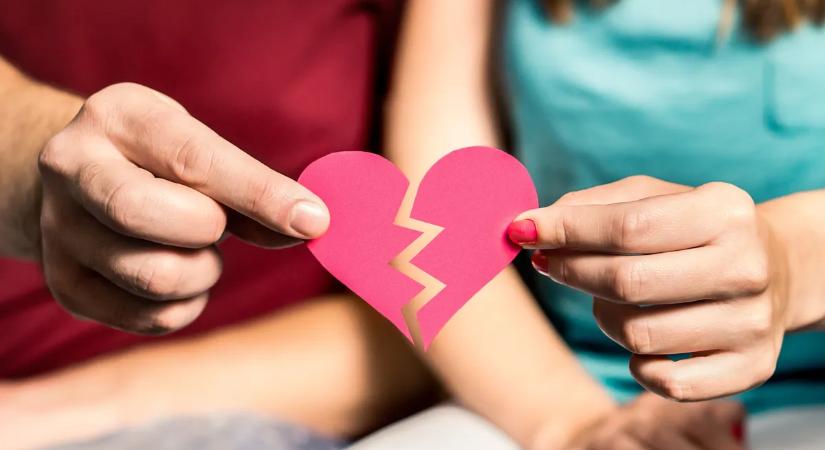 Megrázó bejelentés: a sármos műsorvezető szakított, 7 év után ért véget házassága