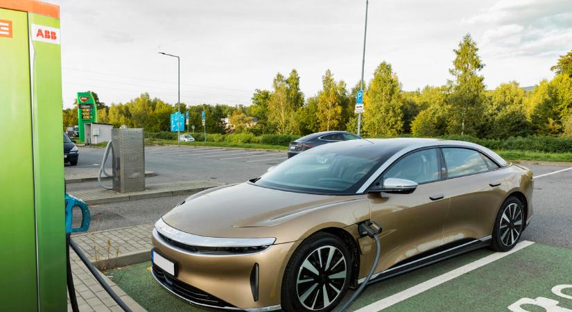 Meglódultak Európában az elektromos autóeladások