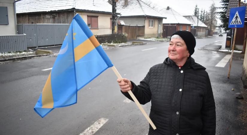 Román fociultrák letéptek pár székely zászlót, válaszul kitesznek több százat az erdélyi városban