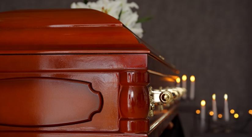 Hamvasztani vitték a több napos holttestet, amikor hirtelen kopogást hallottak a koporsóból: ledermedtek, miután felnyitották a fedelét