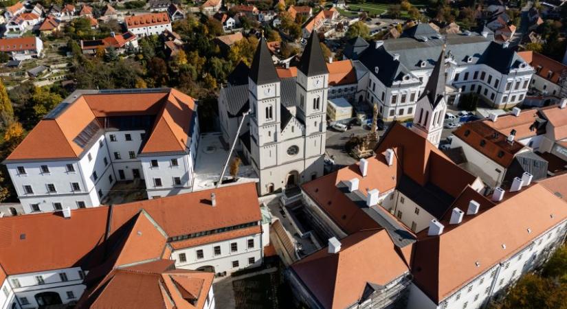A fény és áhítat sétája – a Veszprémi Érsekség tematikus sétái