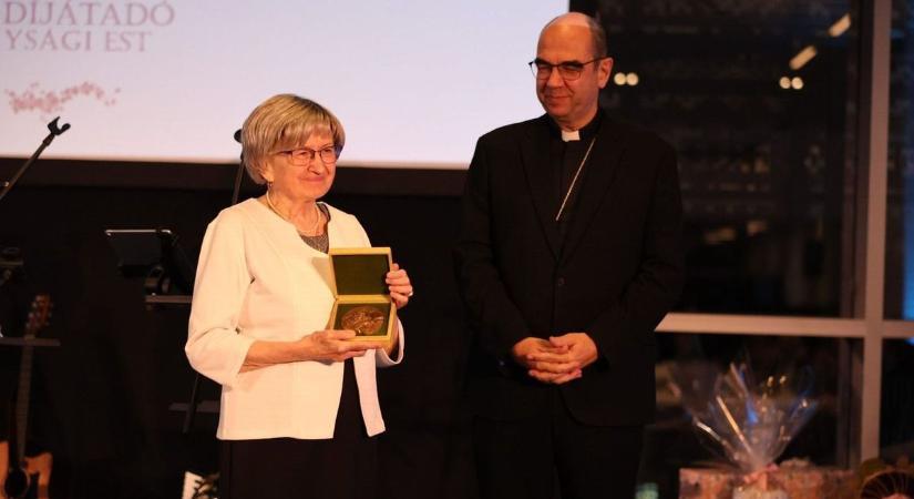 Kuti Sándorné, a halasi karitászcsoport vezetője kapta az idei Szent Erzsébet rózsája-díjat