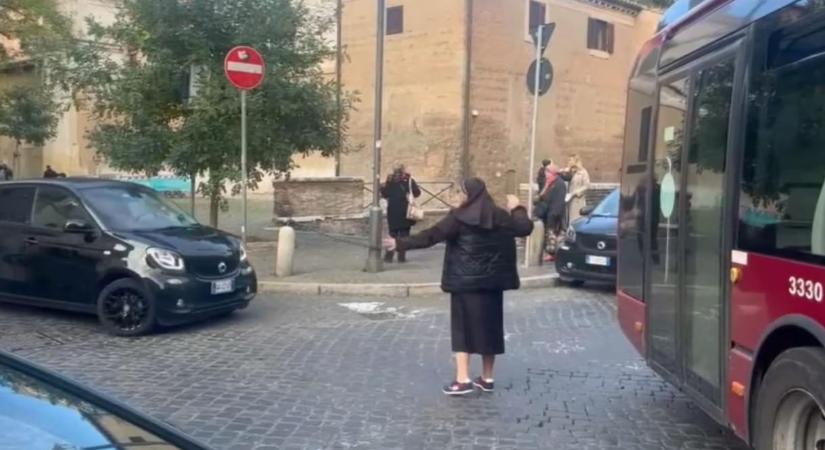 Nem volt rendőr a közelben, egy apáca irányította a forgalmat a római dugóban – videó