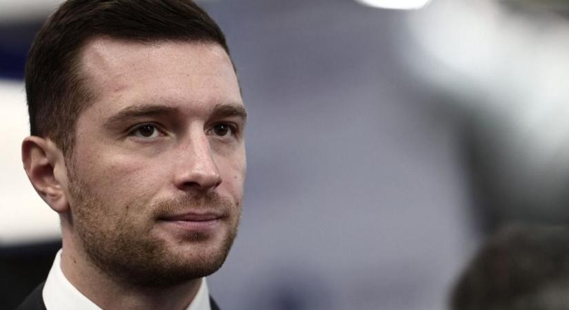 Itt a vége: Macron szövetségesei már labdába sem rúgnak – ő lehet Franciaország új jobboldali elnöke