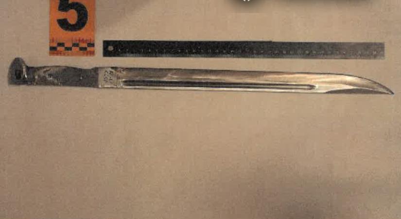 Mindig megbocsátott párjának egy bántalmazott nő, kést vágtak hozzá, és bajonettel szúrták meg végül