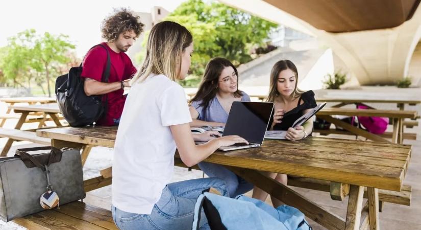 Több, mint 250-féle támogatás jár a fiataloknak – ez az oldal megmutatja, mire jogosultak!