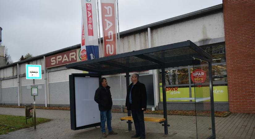 Már senkinek sem kell bőrig ázni – 15 új buszmegállót állítottak fel a városban