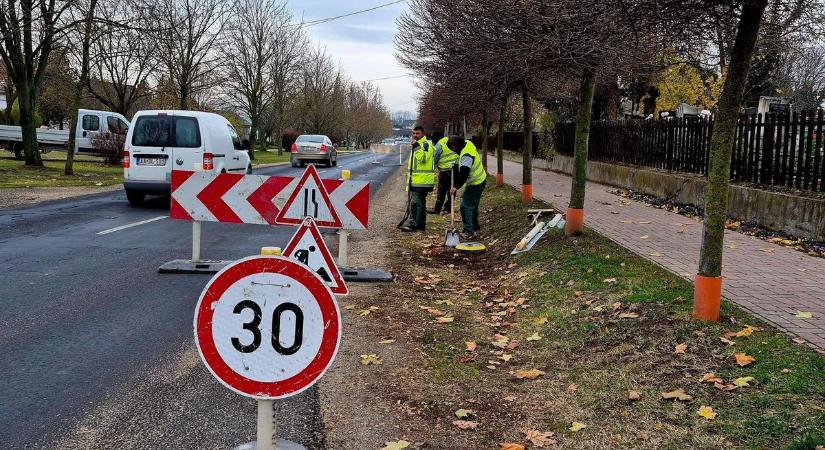 Munkagépek a Fő utcán – elkezdődött a régen várt útfelújítás