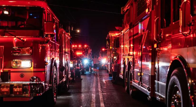 Óriási raktártűz és robbanás: száz tűzoltó küzd a tomboló lángokkal