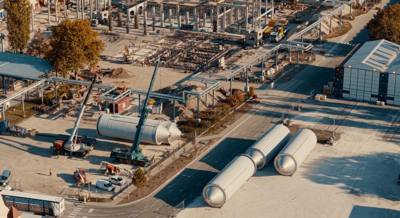 Középkori tárnákat kellett megerősíteni, hogy a helyükre kerülhessenek a Dreher új, monumentális tartályai