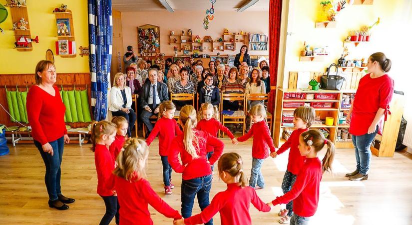 Itt a megoldás az óvónőhiányra, erre kevesen gondoltak