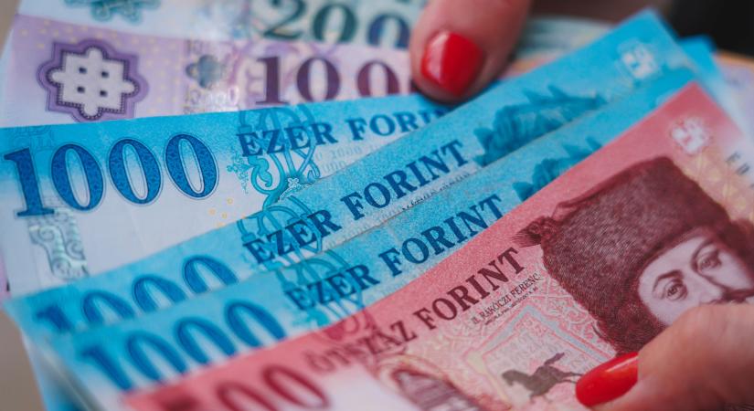 Kedden is erősödik a forint