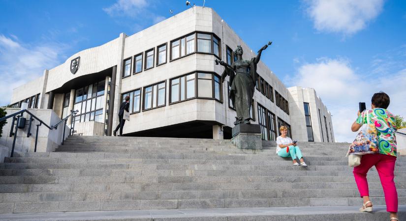 A bejelentővédelmi hivatal beszántásával indul a parlamenti ülés