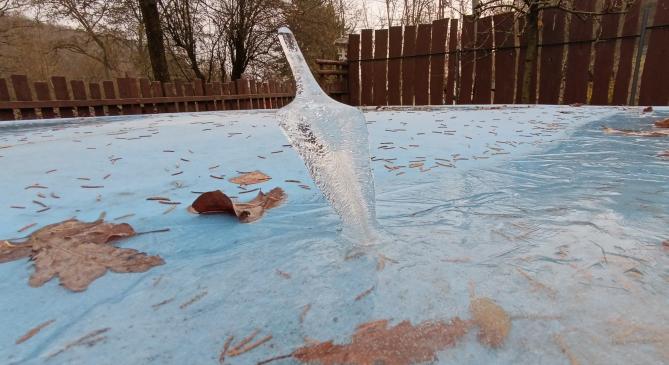 A téli idő egyik legbizarrabb ajándéka a jégből kiálló jégnyíl