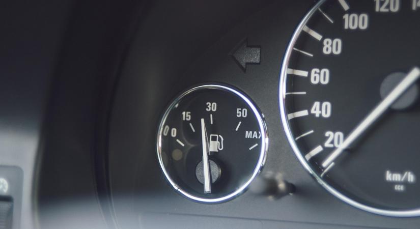 Megint hozzányúltak a benzin árához