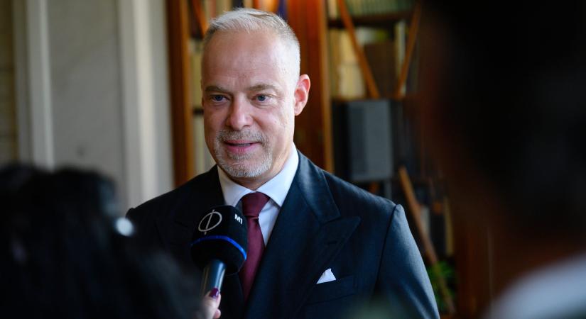 Honvédelmi miniszter: olyan katonai erőt épít az ország, amely védi a határokat