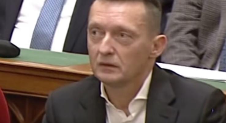 Furcsa videó terjed a parlamentben más dimenzióban lebegő Rogán Antalról