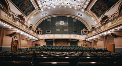 Ahol Wes Anderson reklámfilmet forgatott, Angelina Jolie pedig Maria Callast alakította – A Csepeli Munkásotthon