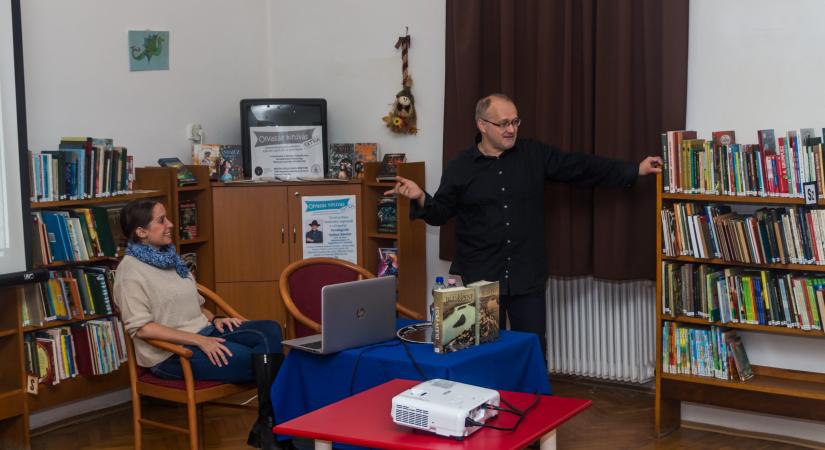 Időutazás és egzotikus tájak: Szélesi Sándor és Vancsó Éva volt a könyvtár vendége