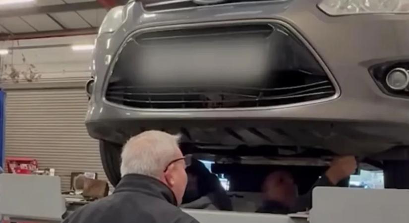 A szerelő lélegzete is elakadt, amikor benézett az autó hűtőrácsa mögé –- videó