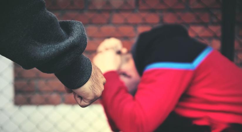 Brutális ütésekkel intézte el egy diáktársát – A tanárnőnek kellett közbelépnie