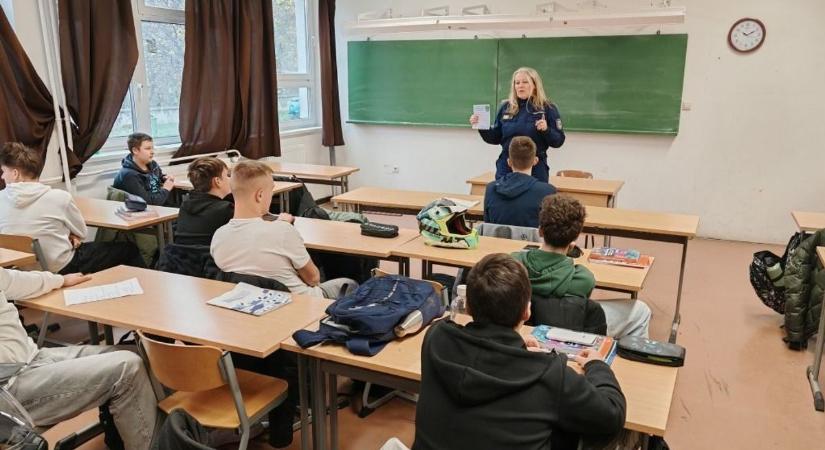 Ne gyújts rá! A Soproni Rendőrkapitányság munkatársai beszéltek a kockázatokról