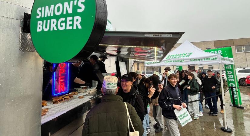 800 ingyen burgerrel laktak jól a győri Hild-iskola tanulói, pedagógusai - fotók, videó