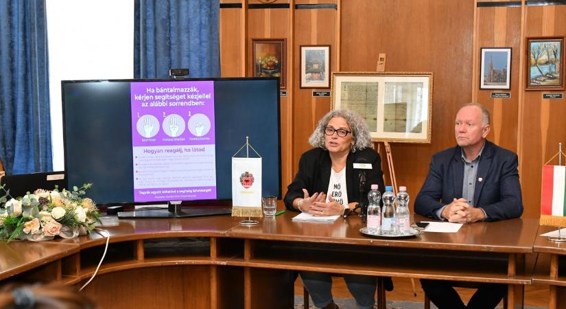 Szentes kiáll az áldozatokért, így figyelmeztetnek a nők elleni erőszak jeleire